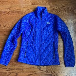 The North Face women’s size small quilted zip up puffer jacket